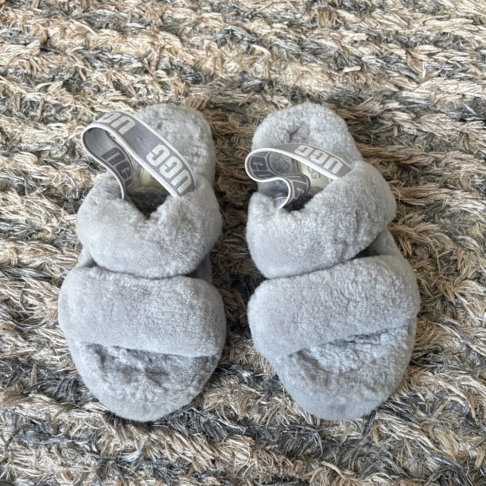 NWOT ! UGG Women Size 6 Fluffy Slippers - Picture 4 of 8